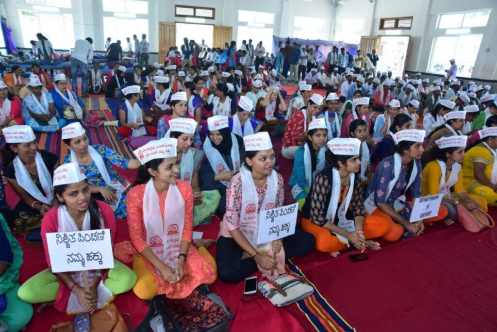 NPS Row : ಷಡಾಕ್ಷರಿ ಎನ್‌ಪಿಎಸ್ ನೌಕರರ ವಿರೋಧಿ ಯಾಕೆ ?  ಷಡಾಕ್ಷರಿ ವಿರುದ್ಧ ಗಾಂಧಿಗಿರಿ ಹೋರಾಟಕ್ಕೆ ಕರ್ನಾಟಕ ಎನ್‌ಪಿಎಸ್ ನೌಕರರ ತಯಾರಿ!
