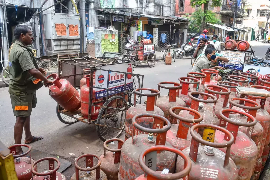 ಮೋದಿ ಭರ್ಜರಿ ಗಿಫ್ಟ್: ಅಡುಗೆ ಅನಿಲ ಬೆಲೆ ಇಳಿಕೆ!?
