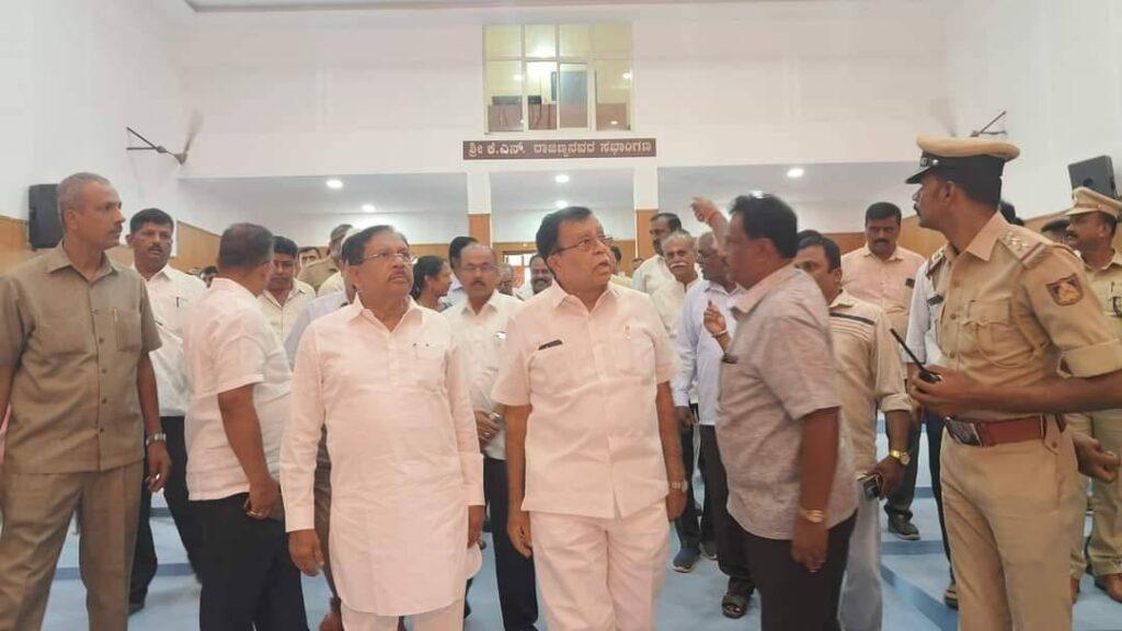 ಕ್ಷೀರ ಭಾಗ್ಯ ದಶಮಾನೋತ್ಸವ ಕಾರ್ಯಕ್ರಮಕ್ಕೆ ಮುಖ್ಯಮಂತ್ರಿ ಸಿದ್ದರಾಮಯ್ಯ ಚಾಲನೆ ಇಂದು ಕ್ಷೀರ ಭಾಗ್ಯ ದಶಮಾನೋತ್ಸವ ಕಾರ್ಯಕ್ರಮಕ್ಕೆ ಮುಖ್ಯಮಂತ್ರಿ ಸಿದ್ದರಾಮಯ್ಯ ಚಾಲನೆ ಇಂದು