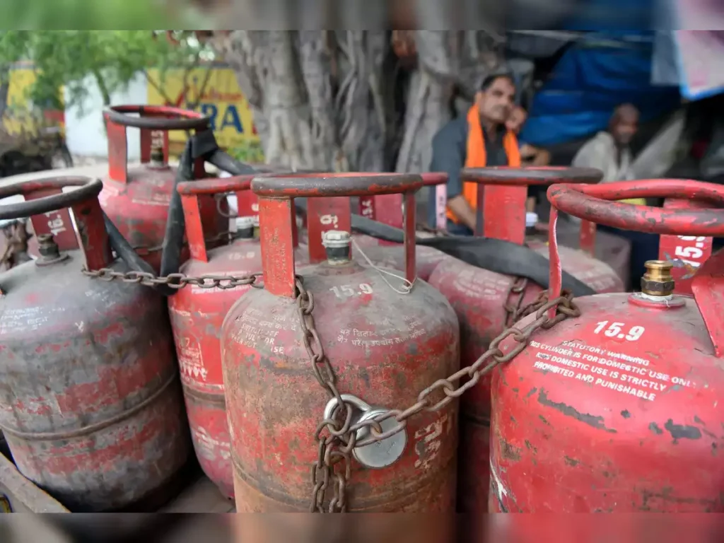 commercial Cylinder;LPG ಗ್ಯಾಸ್ ಸಿಲಿಂಡರ್ ದರದಲ್ಲಿ ಇಳಿಕೆ